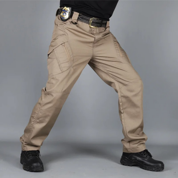 Robuuste tactical broek met zakken, geschikt voor buitengebruik